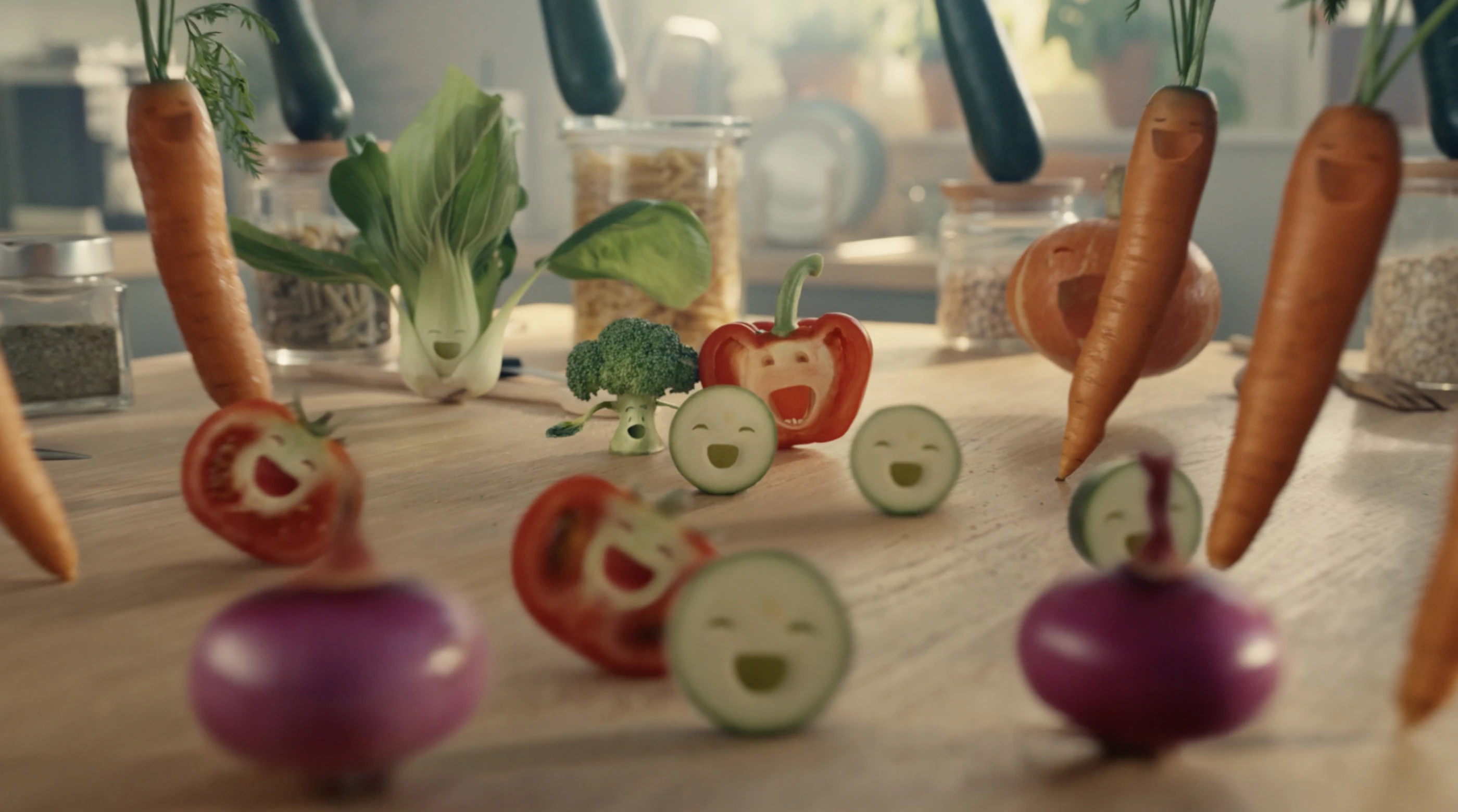 Verschiedene Gemüsesorten mit singenden Gesichtern, die auf einem Holztisch angeordnet sind. Zu sehen sind unter anderem Paprika, Gurken, Brokkoli und Karotten, die eine fröhliche Atmosphäre schaffen.