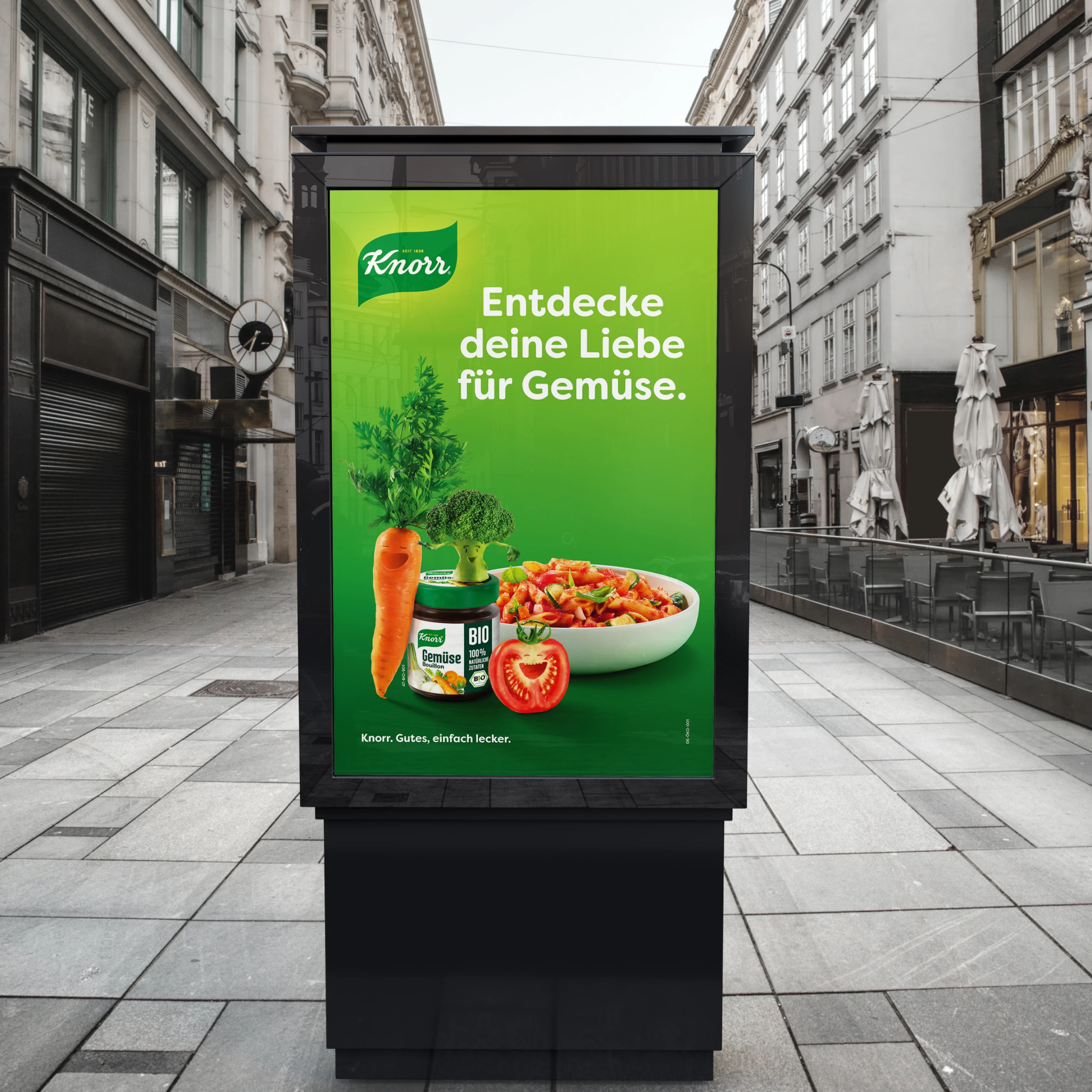 Out-Of-Home-Werbung für Knorr Gemüsebuoillon. Um die Bouillon herum stehen eine Karotte, ein Brokkoli-Röschen und eine halbe Tomate mit fröhlich singenden Gesichtern. Dahinter ist ein tiefer Teller mit einer Gemüsepasta. Darüber der Slogan: "Entdecke deine Liebe für Gemüse."