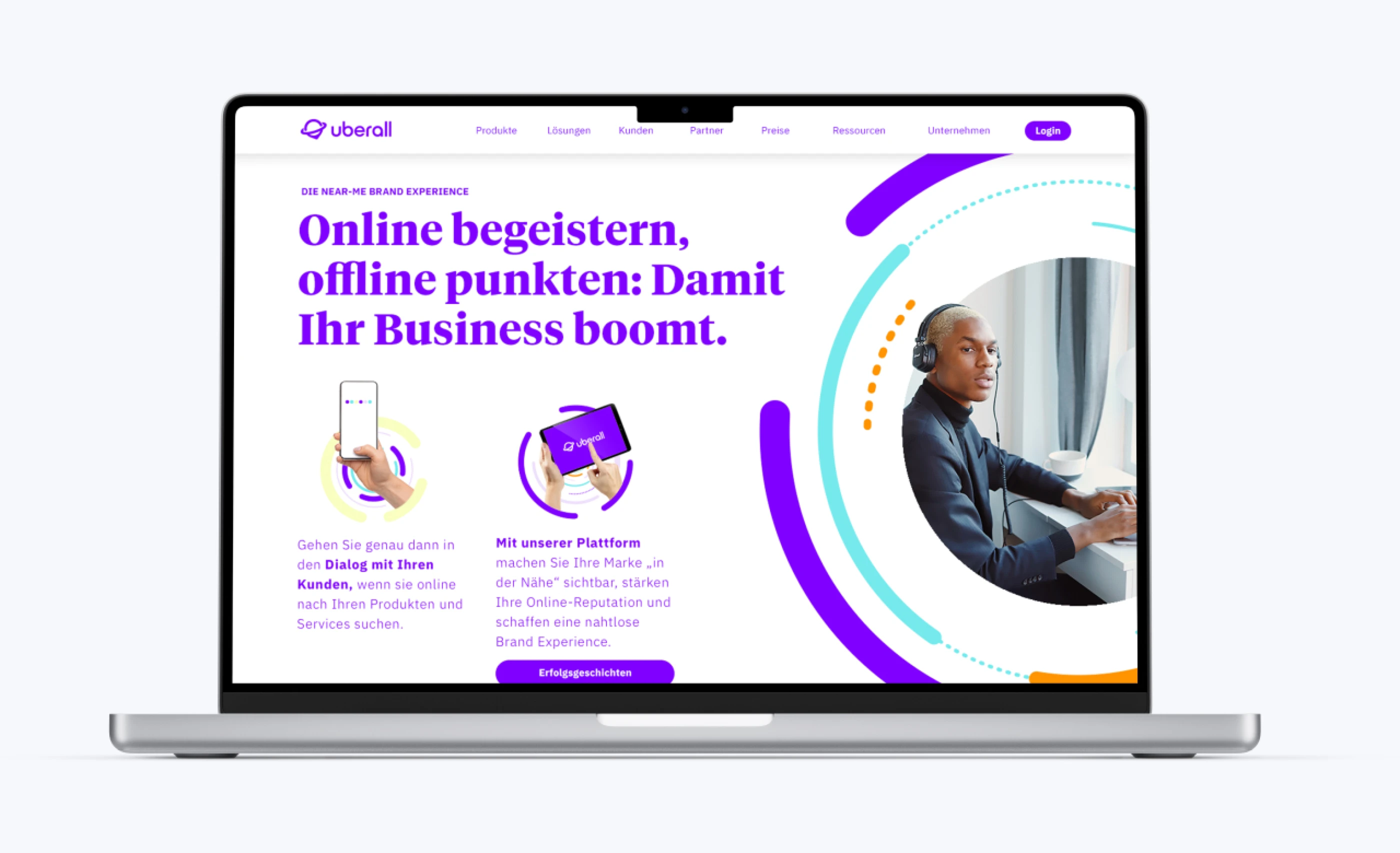 Laptopt Bildschirm zeigt eine Webseite mit dem Titel "Online begeistern, offline punkten: Damit Ihr Business boomt". Der Text erklärt, wie man Kunden sowohl online als auch offline ansprechen kann, um das Geschäft zu fördern.