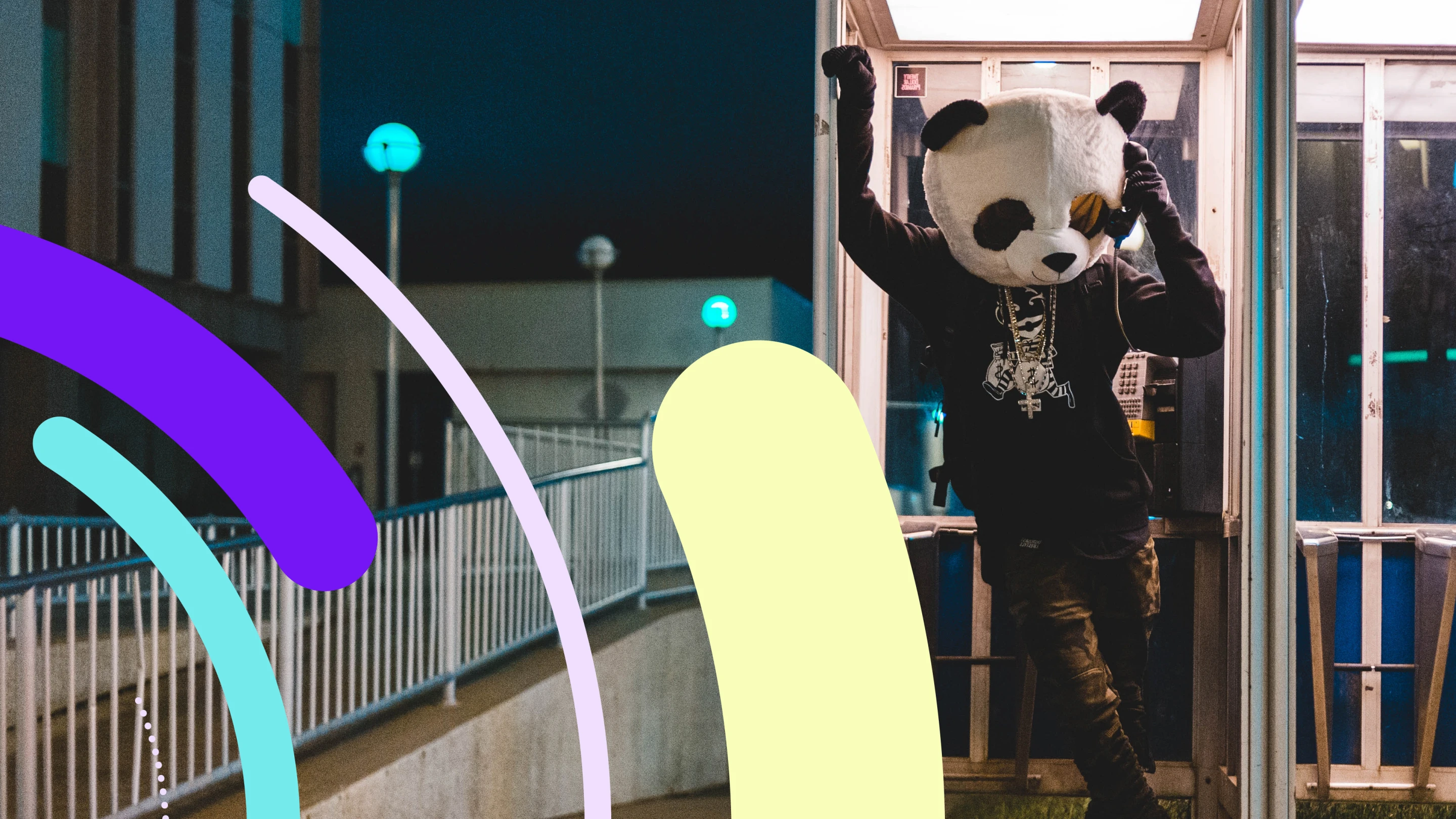 Eine Person mit einem Pandakopf steht in einer Telefonzelle, umgeben von bunten grafischen Elementen. Die Szene ist bei Nacht und das Licht der Straßenlampe beleuchtet die Umgebung.