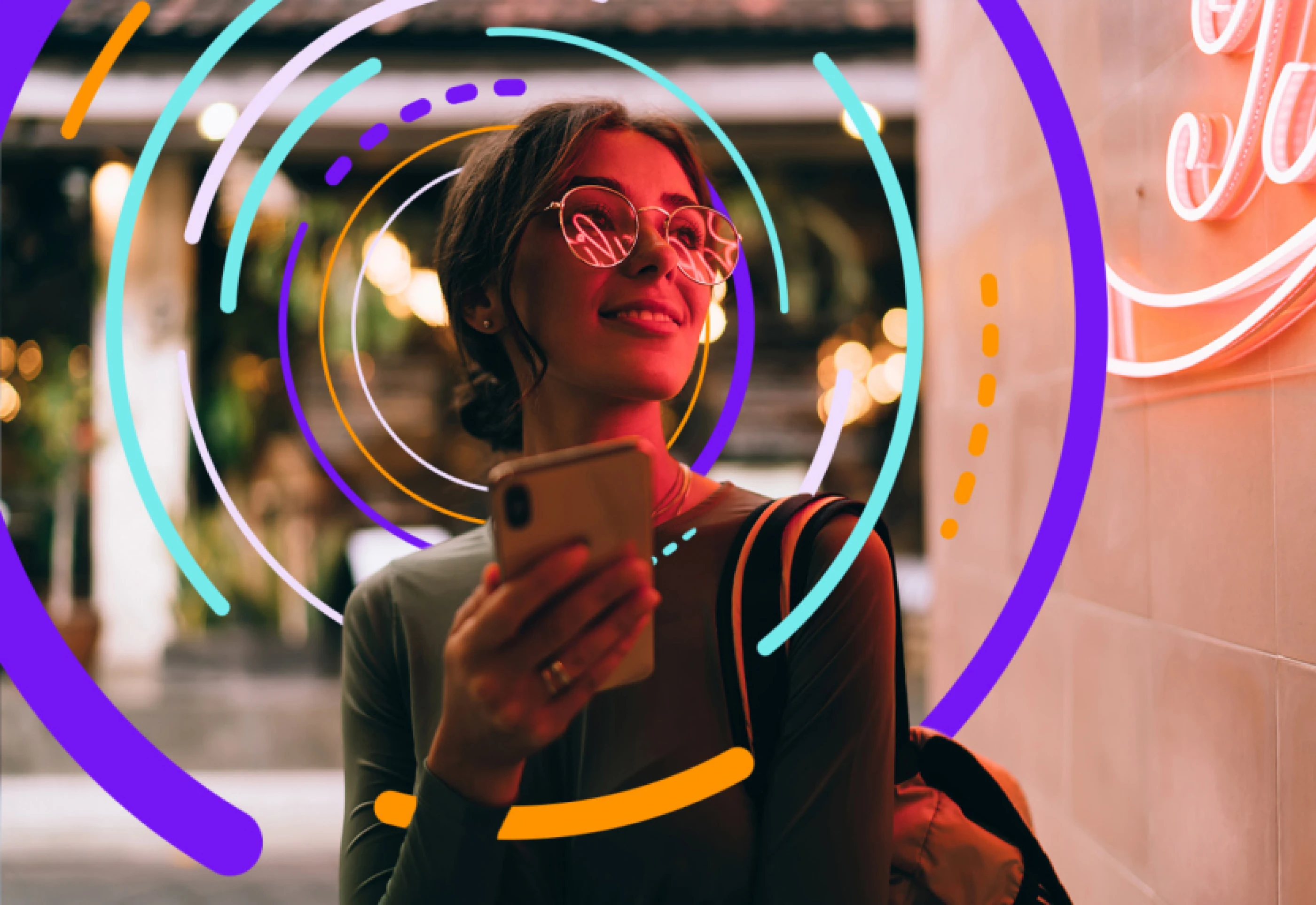 Eine Frau mit Brille hält ihr Smartphone und lächelt. Bunte, spiralförmige grafische Elemente umgeben sie vor einer beleuchteten Wand.